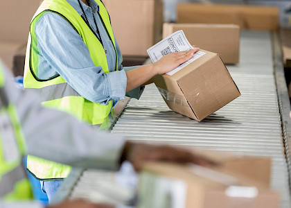 Persona etiquetando cajas de productos